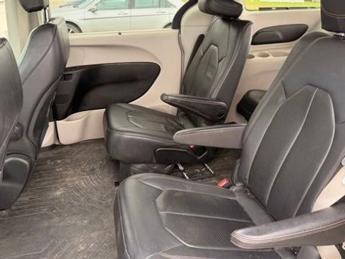 Used 2018 Chrysler Pacifica Touring-L w/ Tire & Wheel Group FWD image 13