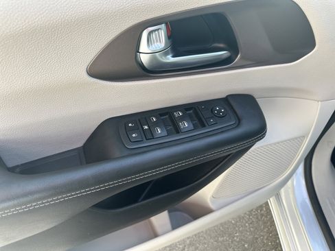 Used 2023 Chrysler Voyager LX image 9