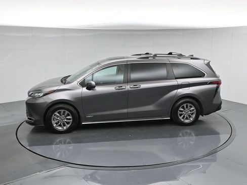 Used 2021 Toyota Sienna XLE FWD image 48