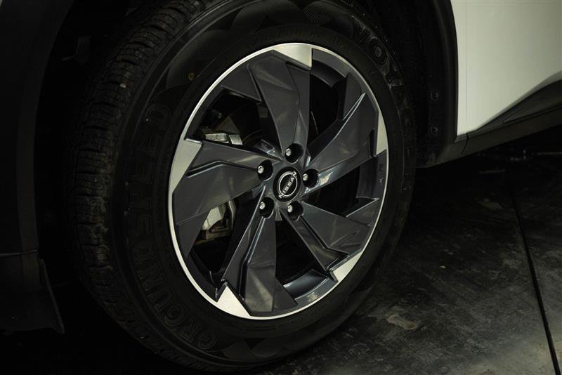Used 2025 Nissan Rogue SV FWD image 3