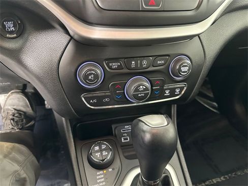 Used 2015 Jeep Cherokee Trailhawk w/ Comfort/Convenience Group image 31