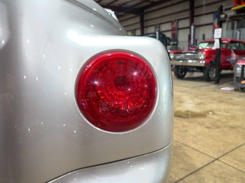 Used 2004 Chevrolet SSR w/ Preferred Equipment Group RWD image 34
