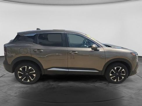 Used 2025 Nissan Kicks SV AWD/4WD image 9
