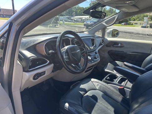 Used 2017 Chrysler Pacifica Touring-L w/ Tire & Wheel Group FWD image 9