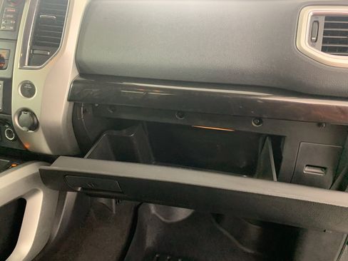 Used 2017 Nissan Titan SV image 41