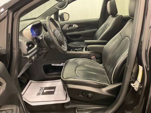 Used 2024 Chrysler Pacifica Premium image 4