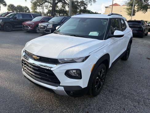 Used 2023 Chevrolet TrailBlazer LT w/ Convenience Package FWD image 3