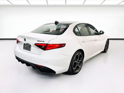 Used 2023 Alfa Romeo Giulia Veloce RWD image 4