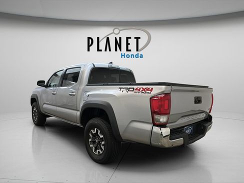 Used 2017 Toyota Tacoma TRD Off-Road AWD/4WD image 6