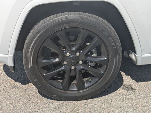 Used 2021 Jeep Grand Cherokee Laredo X AWD/4WD image 9