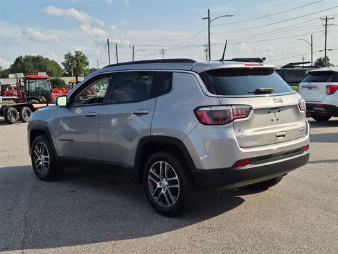 Used 2018 Jeep Compass Latitude FWD image 5