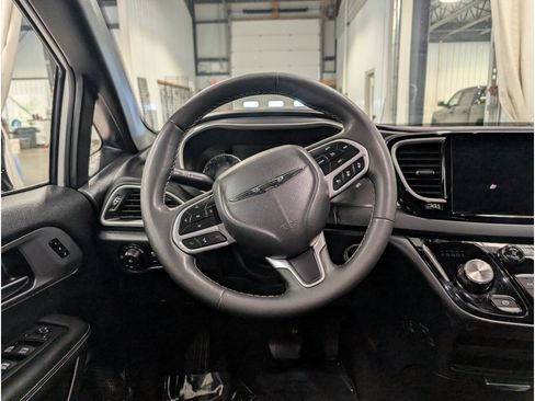 Used 2025 Chrysler Pacifica Select FWD image 13