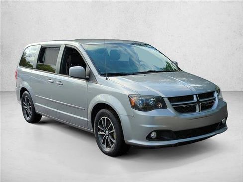 Used 2017 Dodge Grand Caravan GT image 3