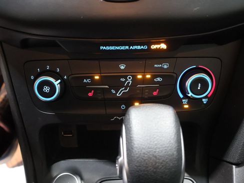 Used 2017 Ford Focus SE w/ Cold Weather Package FWD image 26