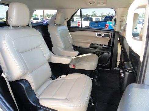 Used 2020 Ford Explorer XLT w/ Equipment Group 202A image 7