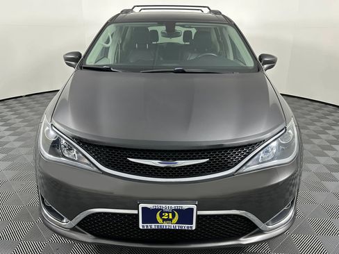 Used 2017 Chrysler Pacifica Touring-L image 4