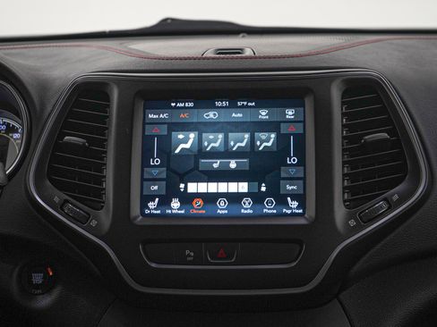 Used 2019 Jeep Cherokee Trailhawk w/ Cold Weather Group AWD/4WD image 16