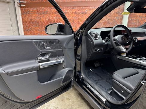 New 2025 Mercedes-Benz GLB 250 4MATIC image 9