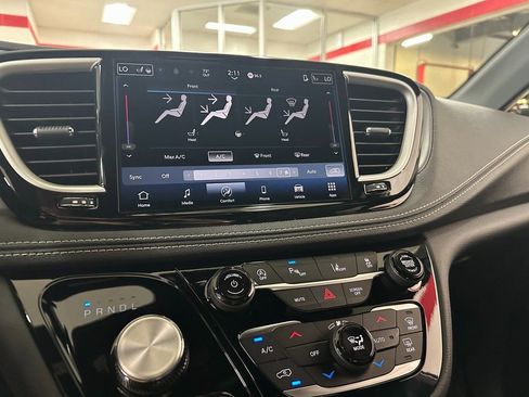 New 2026 Chrysler Pacifica Select image 23