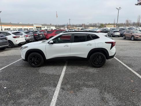 Used 2025 Chevrolet Trax LT w/ LT Convenience Package image 5