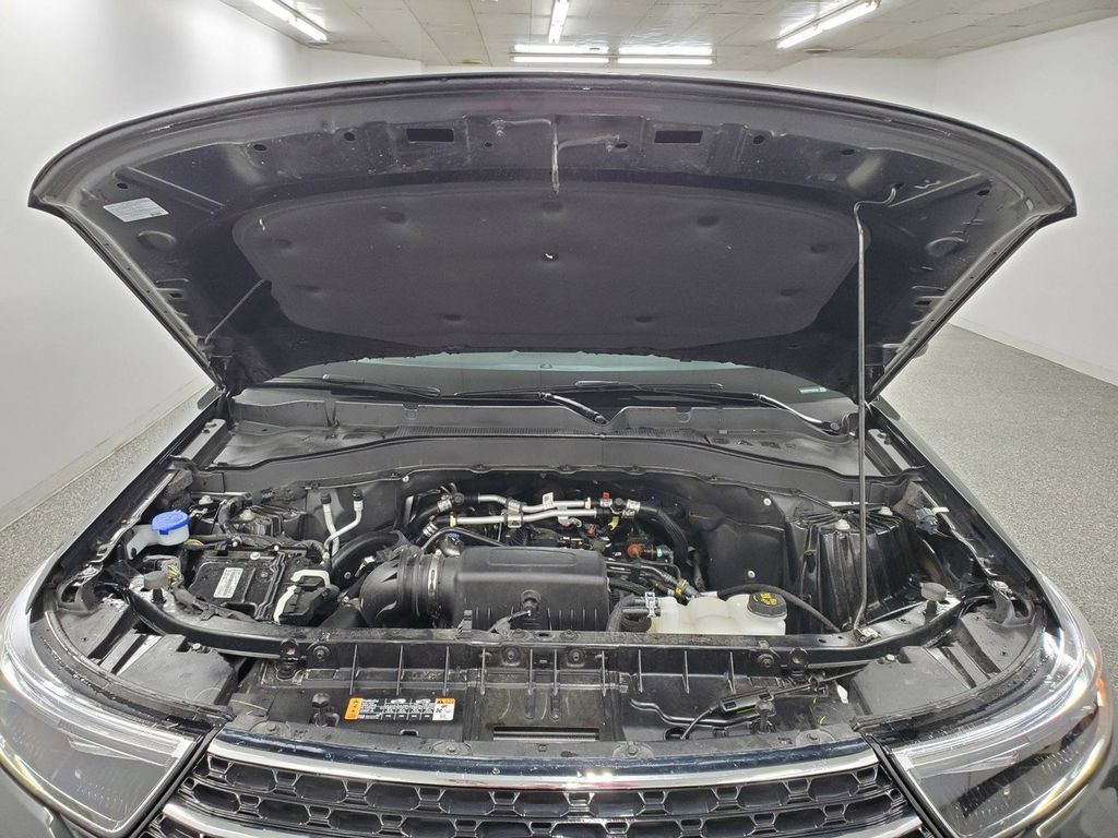 Used 2023 Ford Explorer XLT AWD/4WD image 9