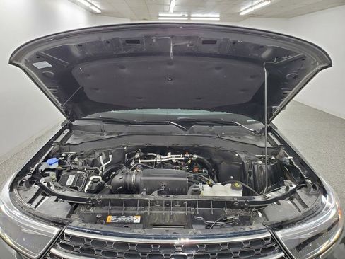 Used 2023 Ford Explorer XLT image 9