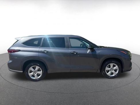 Used 2025 Toyota Highlander LE FWD image 16