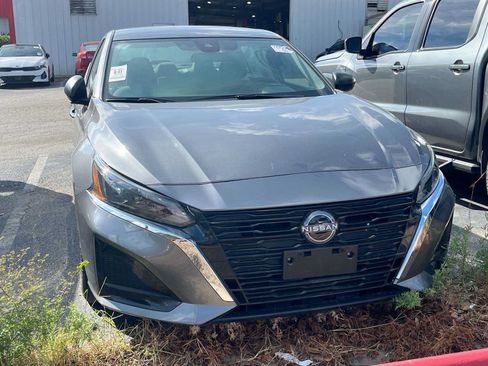 Used 2025 Nissan Altima 2.5 SV FWD image 2