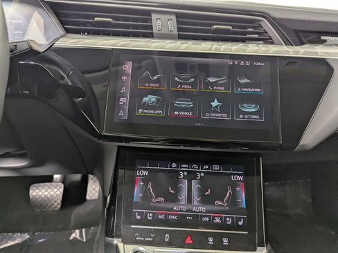 Used 2022 Audi e-tron Premium Plus w/ Premium Plus Package AWD/4WD image 21