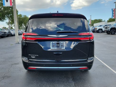 Used 2024 Chrysler Pacifica Touring-L FWD image 8