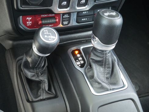 Used 2024 Jeep Wrangler Rubicon w/ Technology Group AWD/4WD image 15