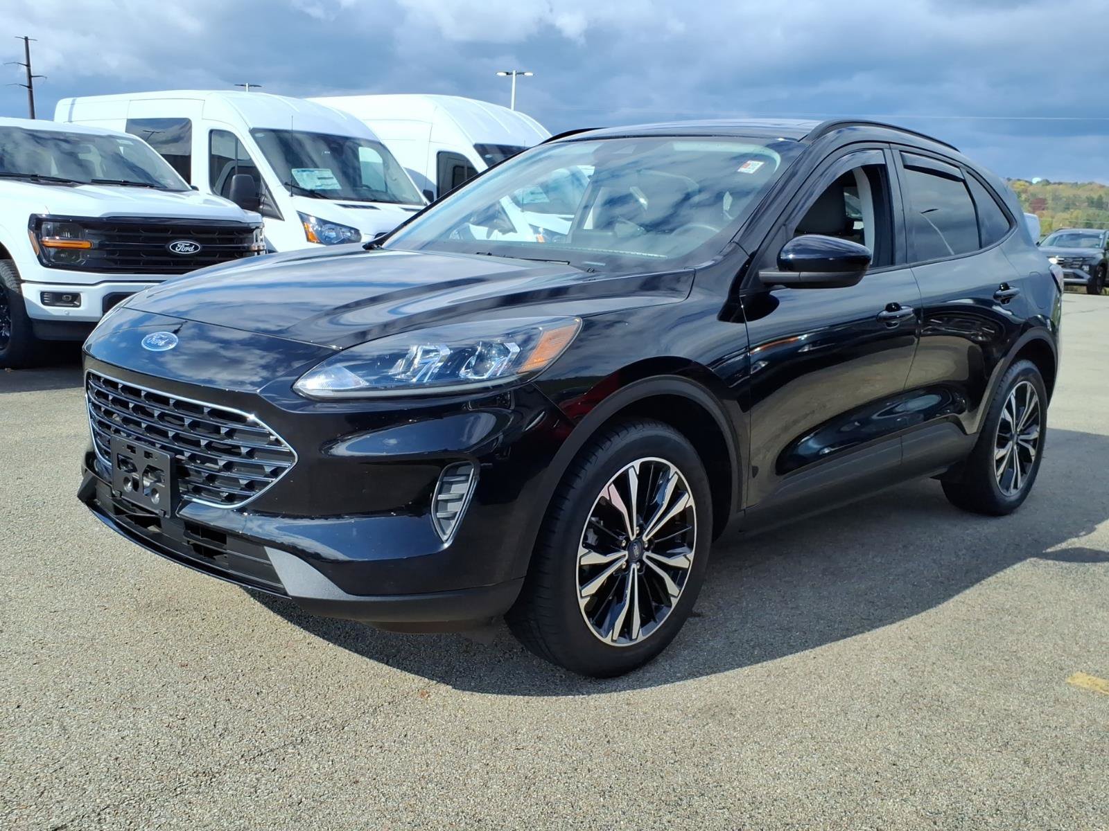 Used 2022 Ford Escape SE w/ SE Sport Appearance Package AWD/4WD image 3