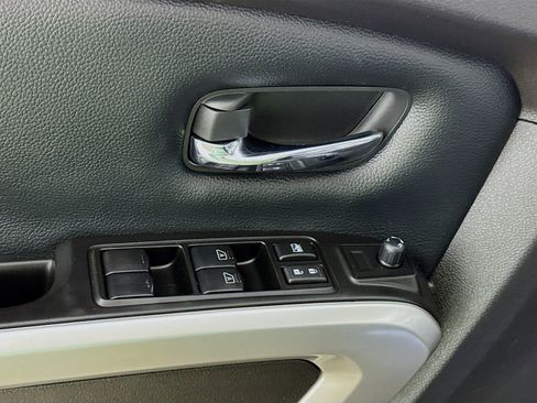 Used 2024 Nissan Titan SV w/ SV Convenience Package image 18