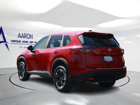 Used 2025 Nissan Rogue SV FWD image 2