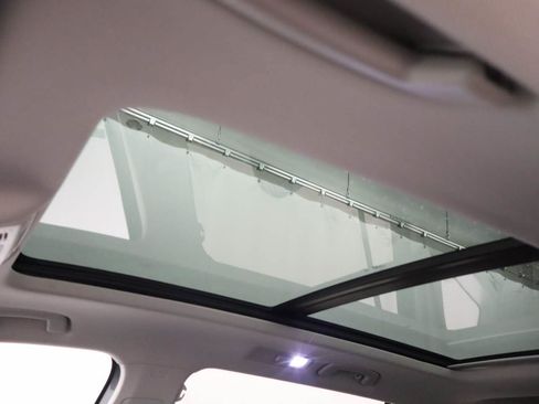 Certified 2023 Volkswagen Tiguan SE w/ Panoramic Sunroof Package FWD image 17