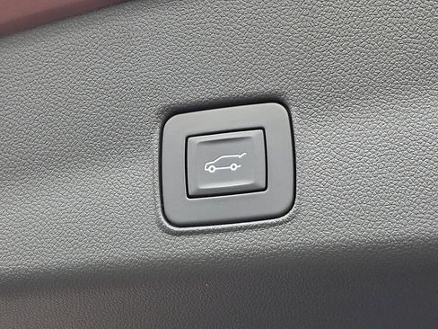 Certified 2023 Chevrolet TrailBlazer RS w/ Sun and Liftgate Package AWD/4WD image 33