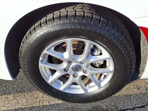 Used 2024 Chrysler Pacifica Touring-L image 6