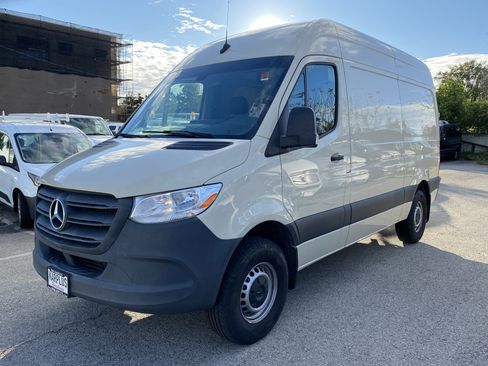 Used 2022 Mercedes-Benz Sprinter 1500 image 2