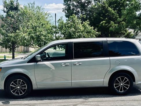 Used 2018 Dodge Grand Caravan SE FWD image 2
