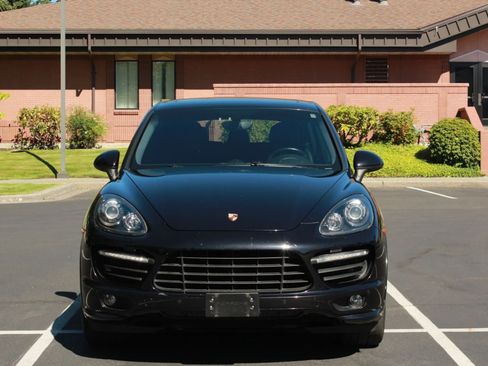 Used 2014 Porsche Cayenne GTS AWD/4WD image 2