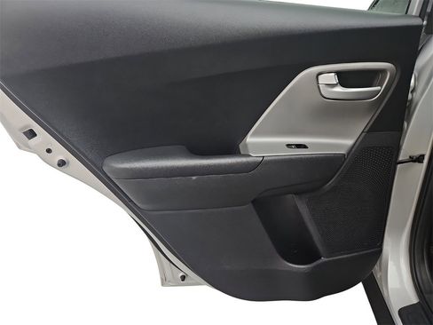 Used 2017 Kia Niro LX image 21