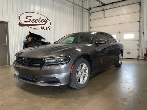 Used 2019 Dodge Charger SXT RWD image 2