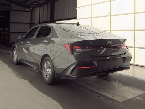 Used 2025 Hyundai Elantra SE FWD image 6