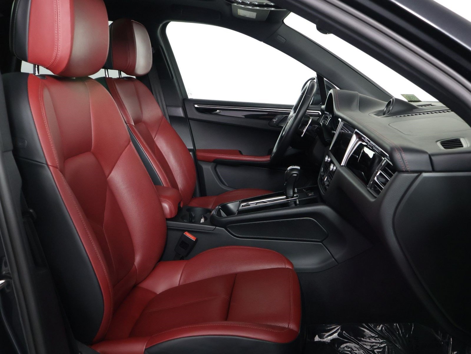 Certified 2024 Porsche Macan AWD/4WD image 31