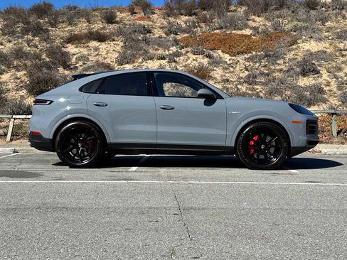 Certified 2025 Porsche Cayenne S image 9