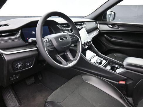 Used 2024 Jeep Grand Cherokee Altitude image 18