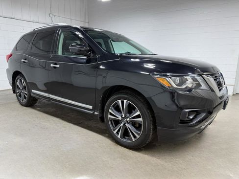 Used 2017 Nissan Pathfinder Platinum image 3