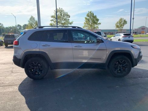 Used 2018 Jeep Cherokee Trailhawk AWD/4WD image 2