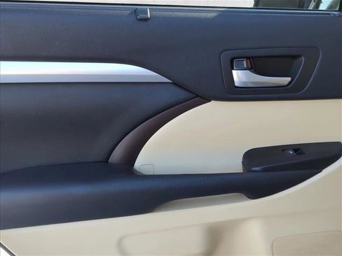 Used 2015 Toyota Highlander XLE image 24