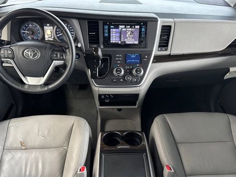 Used 2015 Toyota Sienna L image 13